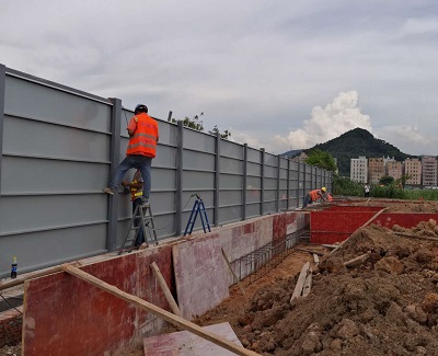 工地建筑圍擋：工程項(xiàng)目的安全環(huán)保小能手，旭東鋼構(gòu)出品